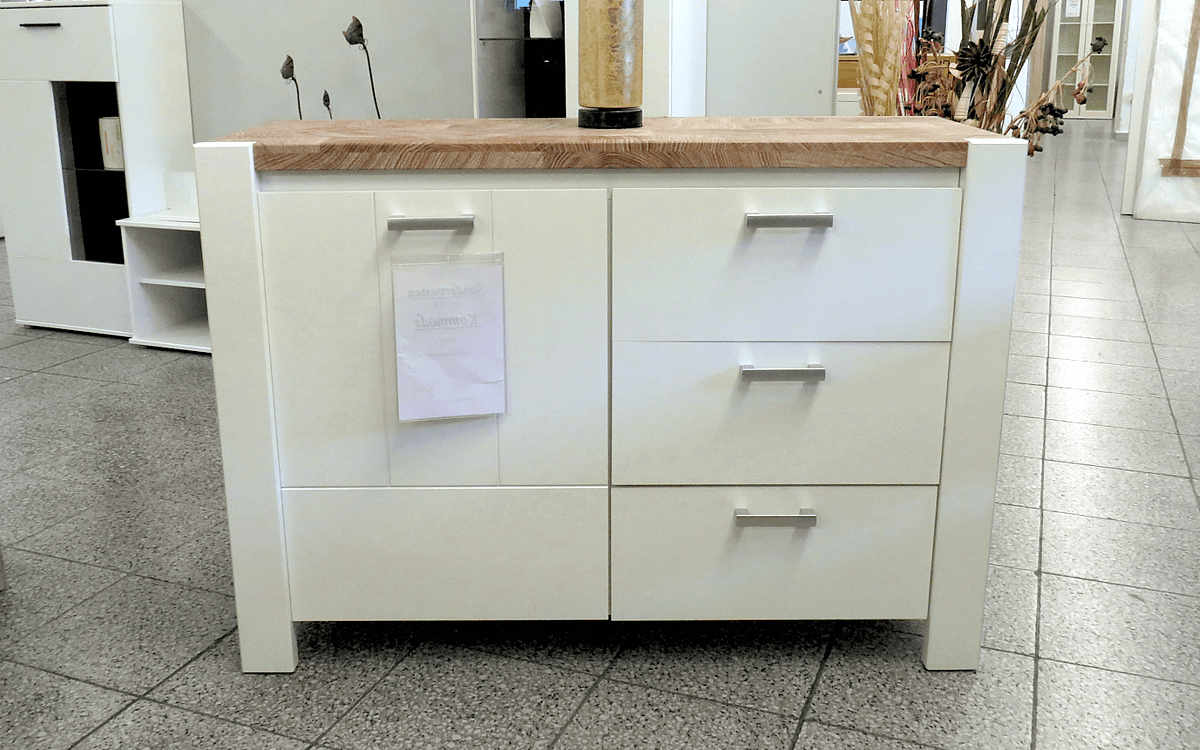 Weißes Sideboard mit einer Tür links und 3 Schubladen untereinander rechts